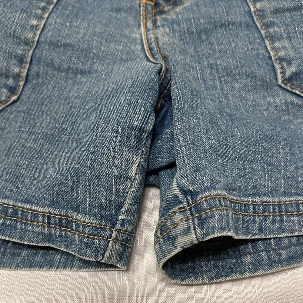 Levi's Women's Classic Blue Jean Shorts - Picture 3 of 10